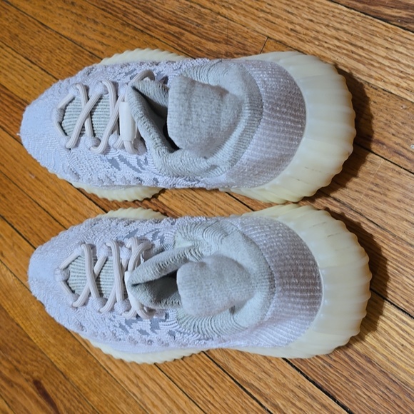 Yeezy Boost 350 V2 - Picture 2 of 4